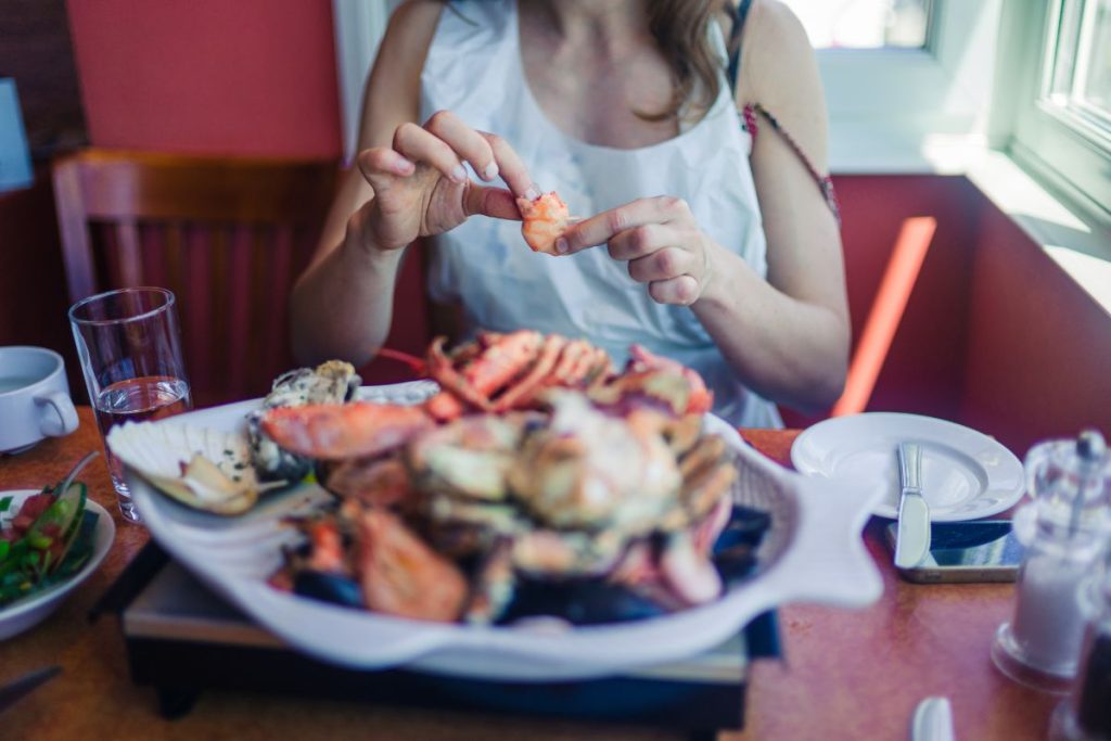 Persona comiendo centolla en restaurante